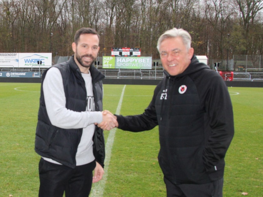 Gonzalo Castro schüttelt Olaf Janßen die Hand.