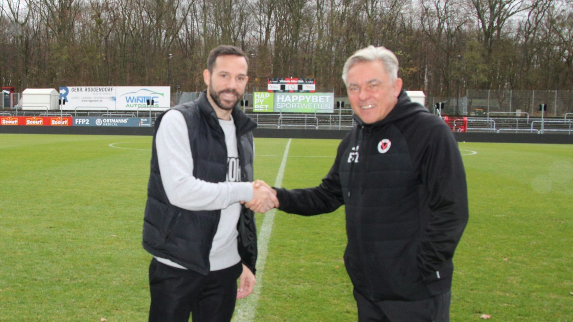 Gonzalo Castro schüttelt Olaf Janßen die Hand.