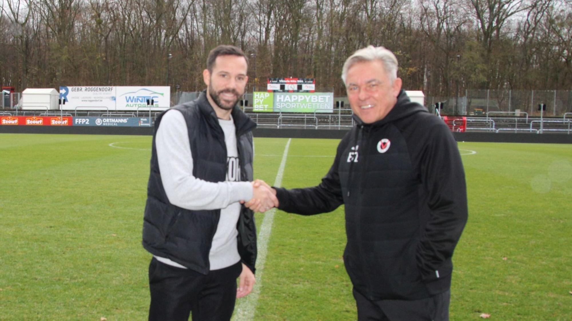 Gonzalo Castro schüttelt Olaf Janßen die Hand.