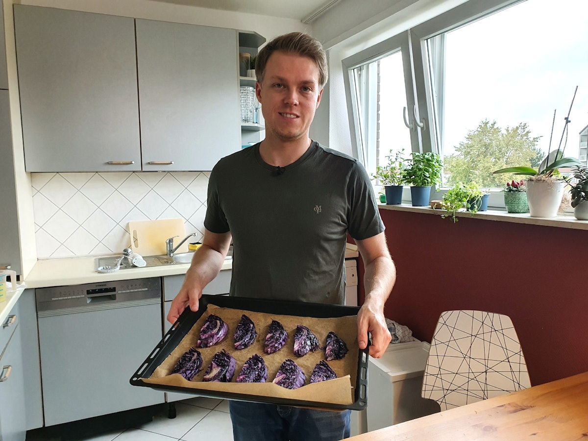 Gastgeber Alexander ließ seine Gäste beim „Perfekten Dinner“ am Montagabend auf Vox (30. November) fast verzweifeln.