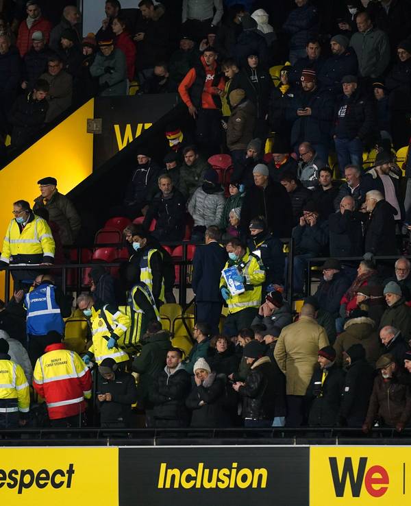Sanitäter versorgen den kollabierten Fan