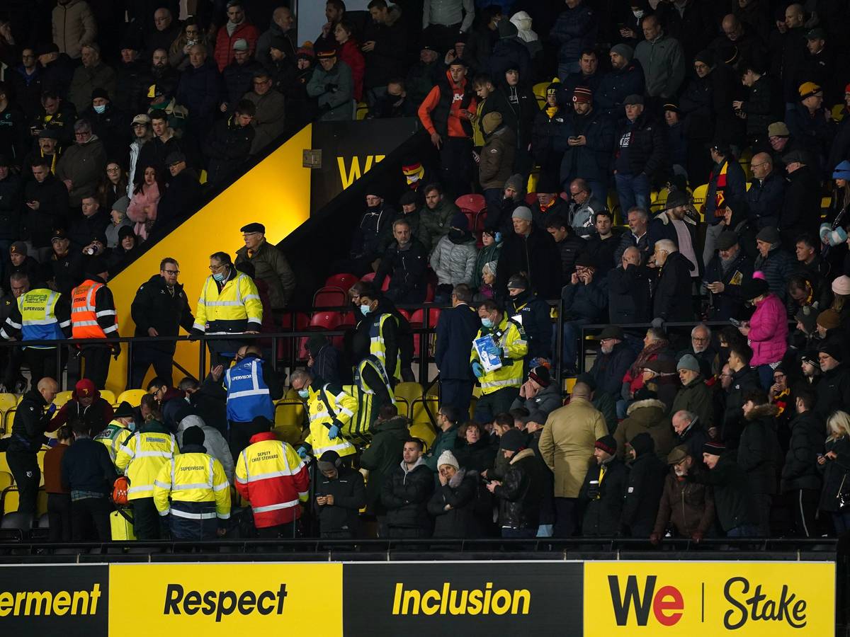 Sanitäter versorgen den kollabierten Fan