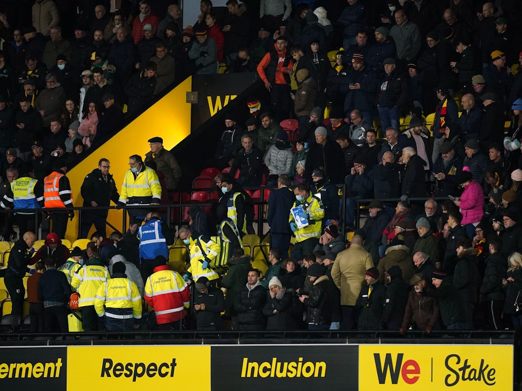 Sanitäter versorgen den kollabierten Fan