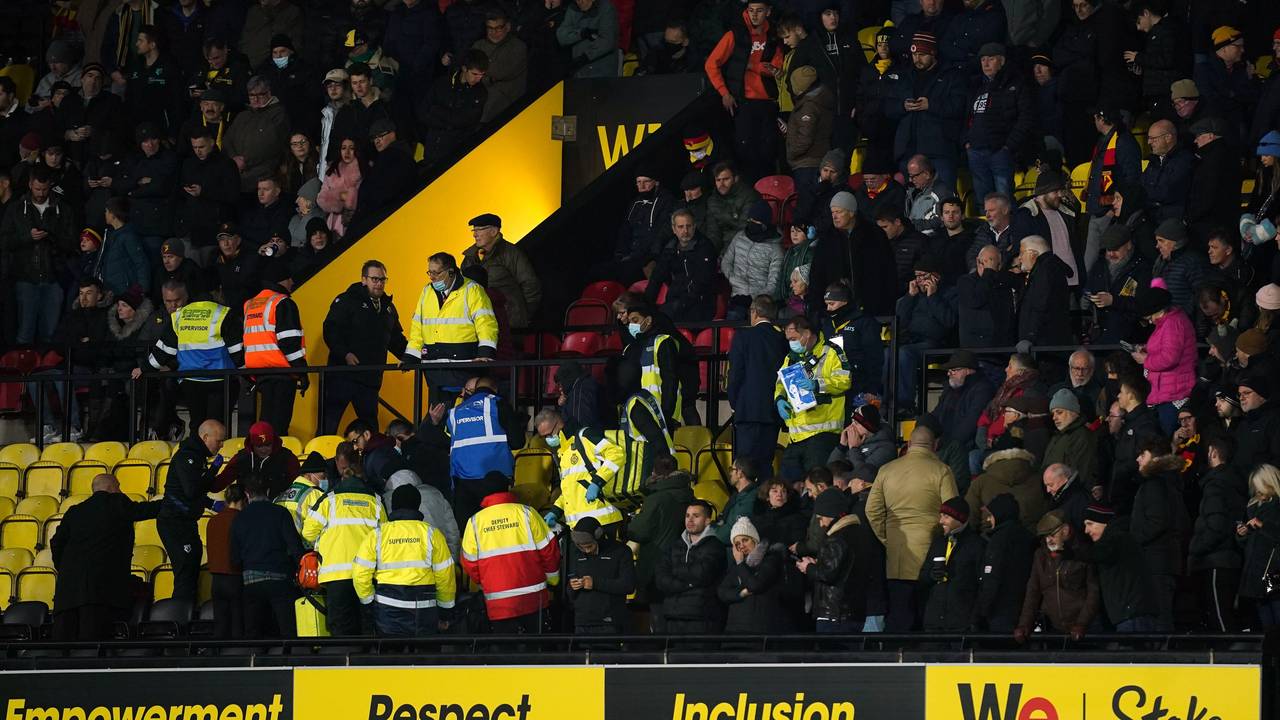 Sanitäter versorgen den kollabierten Fan