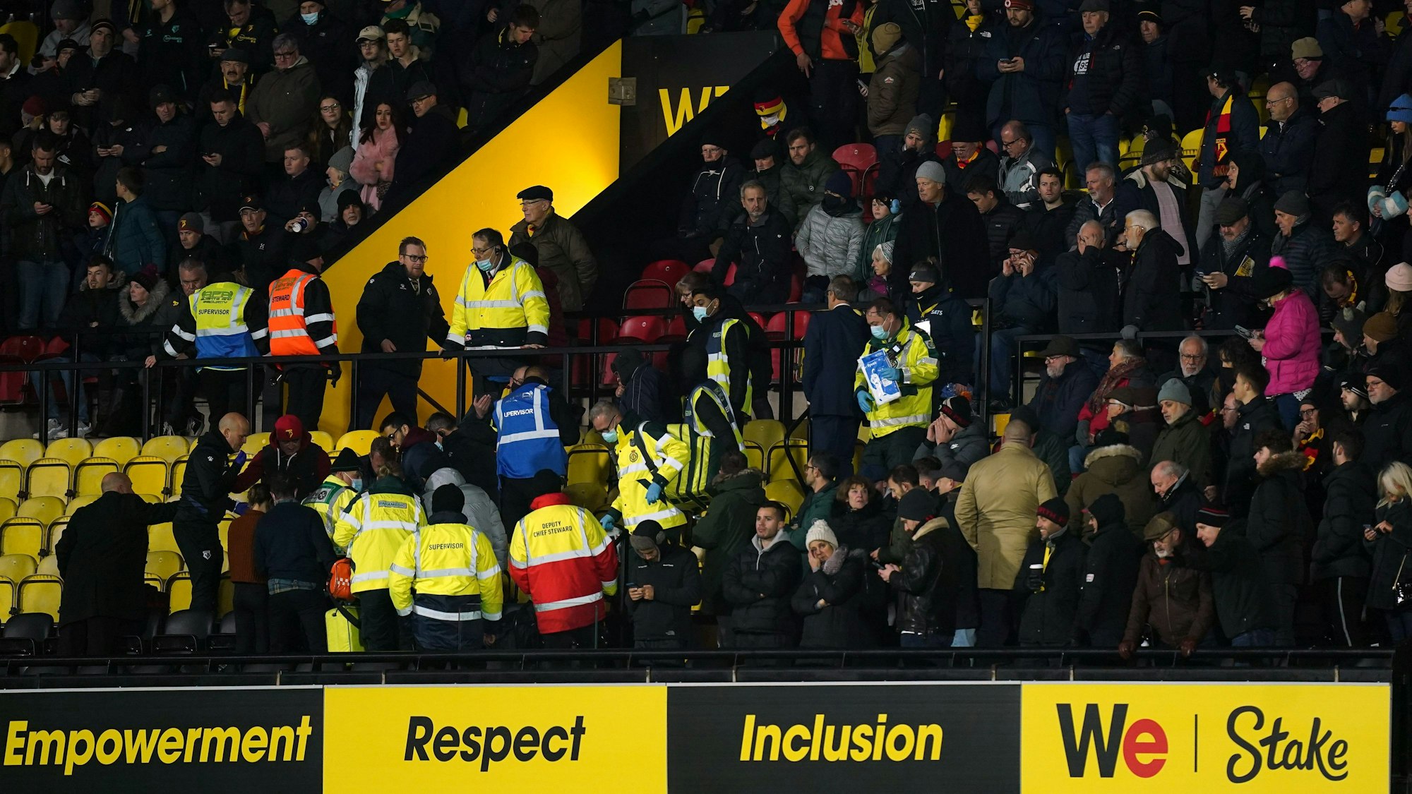 Sanitäter versorgen den kollabierten Fan