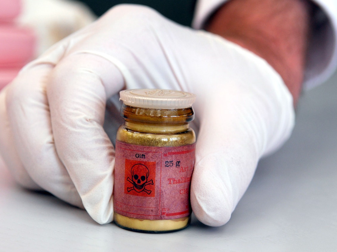 Eine Flasche mit dem Rattengift Thallium. Der verdächtige Mann aus Hürth soll mehrere Frauen mit Thallium vergiftet haben. Nun wurde Anklage erhoben.