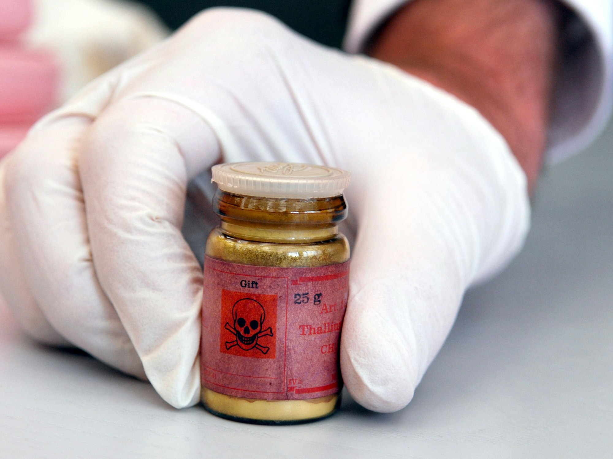 Eine Flasche mit dem Rattengift Thallium wird im Gericht gezeigt.