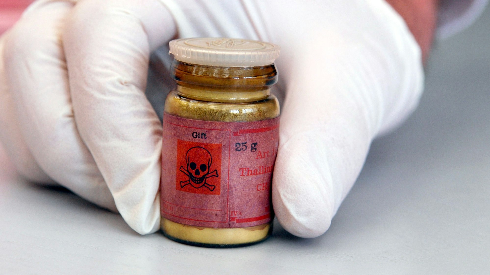 Eine Flasche mit dem Rattengift Thallium. Der verdächtige Mann aus Hürth soll mehrere Frauen mit Thallium vergiftet haben. Nun wurde Anklage erhoben.