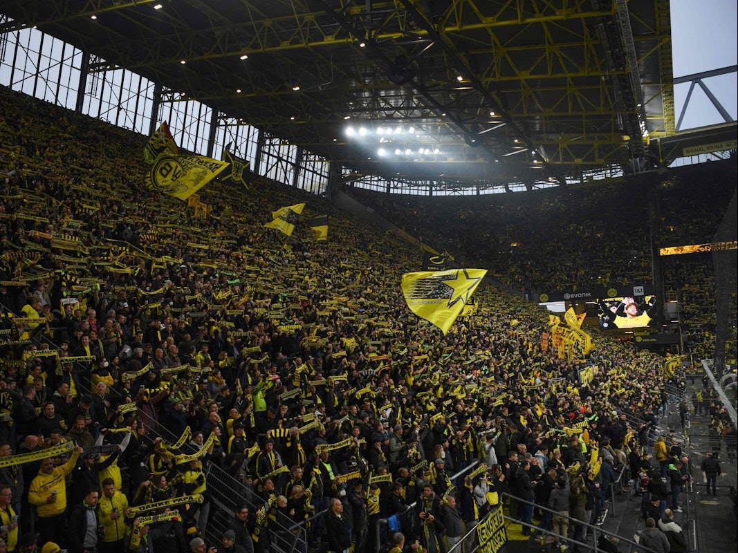 Dortmunder Fans zeigen im Stadion ihre Schals.