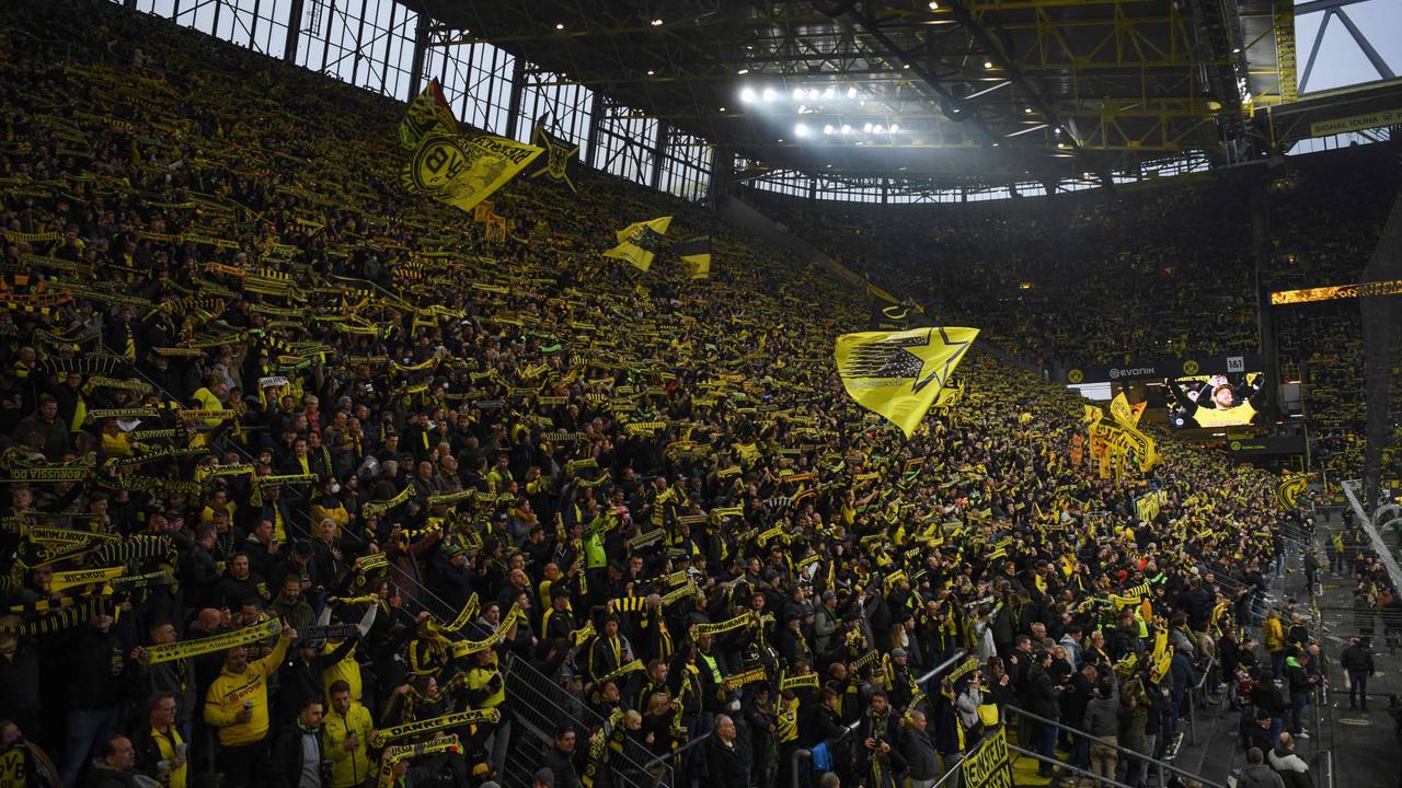 Dortmunder Fans zeigen im Stadion ihre Schals.