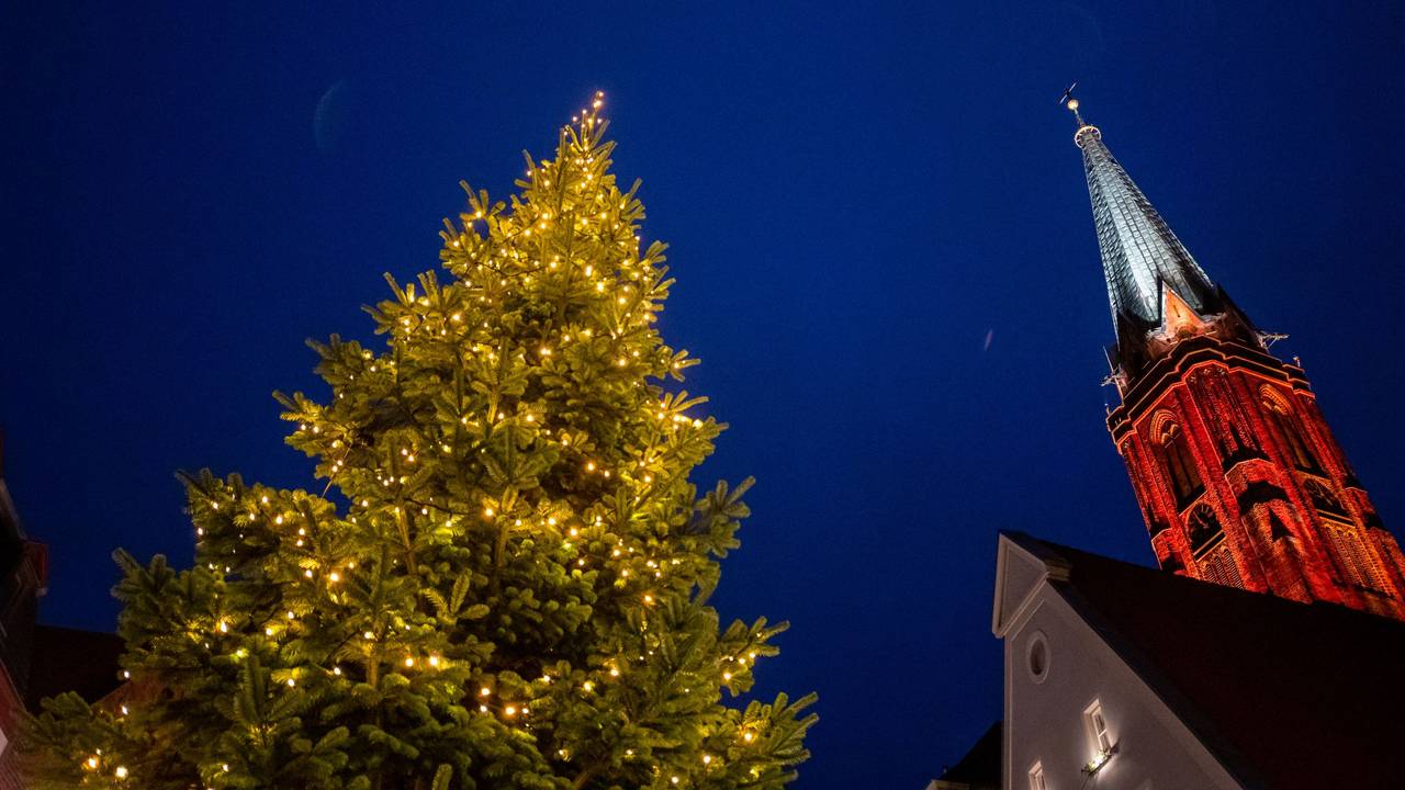 Die St. Nicolai Kirche wird von Lichtern illuminiert. Verschiedene Lichtkünstler haben Lüneburger Kirche teilweise von innen und aussen illuminiert.