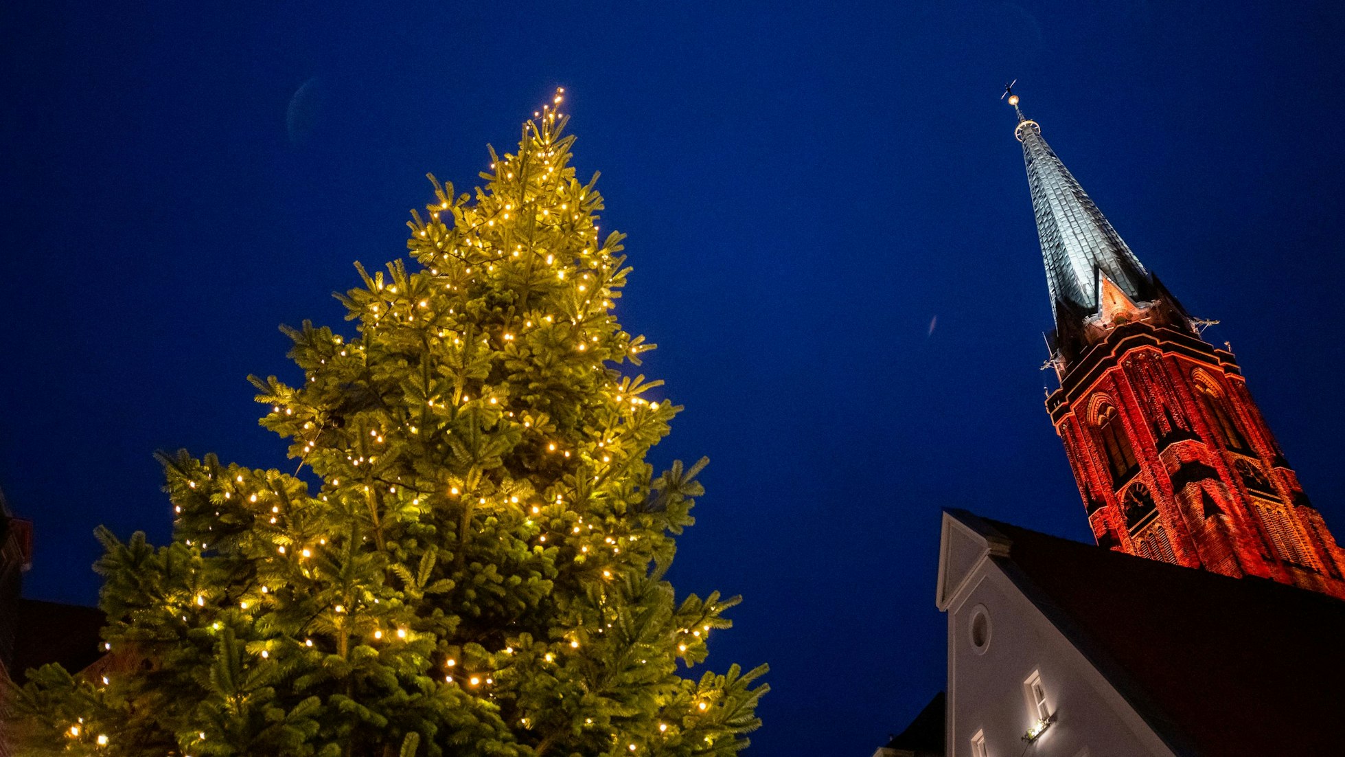 Die St. Nicolai Kirche wird von Lichtern illuminiert. Verschiedene Lichtkünstler haben Lüneburger Kirche teilweise von innen und aussen illuminiert.
