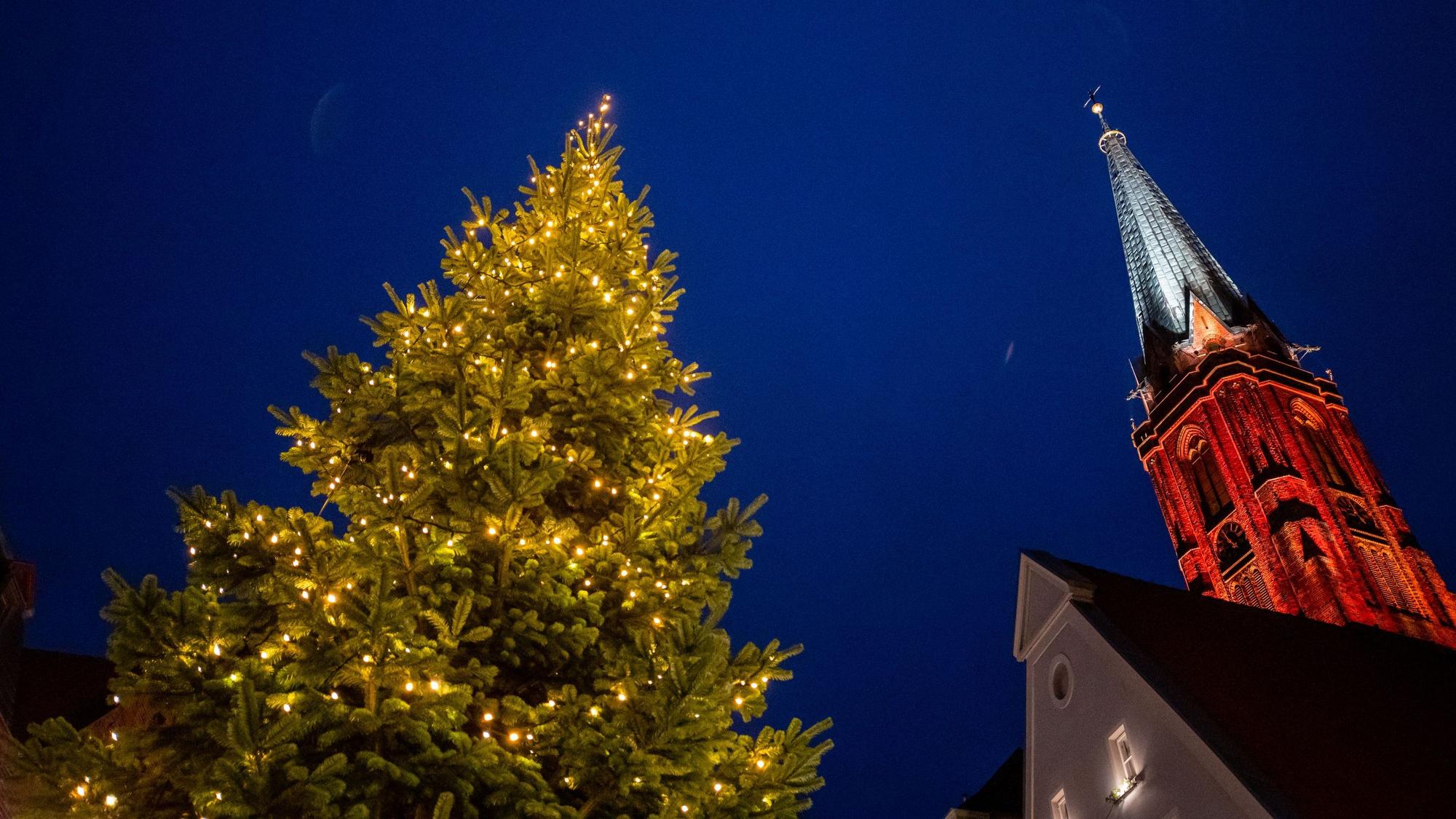 Die St. Nicolai Kirche wird von Lichtern illuminiert. Verschiedene Lichtkünstler haben Lüneburger Kirche teilweise von innen und aussen illuminiert.