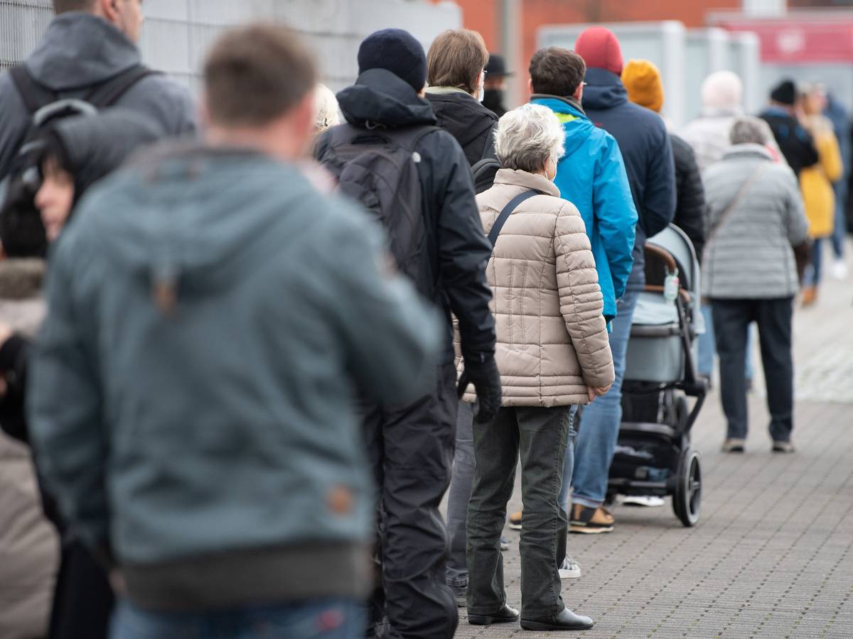 Impfwillige warten am 1. Dezember vor dem Impfzentrum in der Messe Dresden auf den Einlass. Eine neue Studie zeigt auf, wie sehr Geimpfte und Ungeimpfte am Infektionsgeschehen beteiligt sind.
