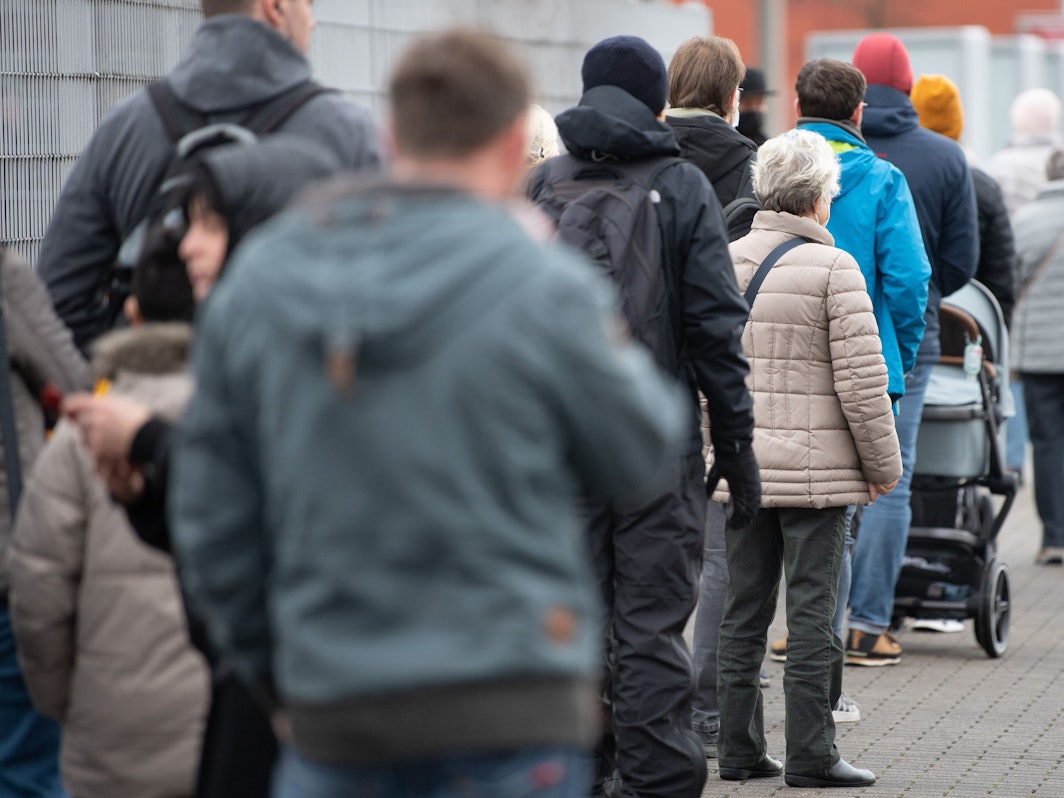 Impfwillige warten am 1. Dezember vor dem Impfzentrum in der Messe Dresden auf den Einlass. Eine neue Studie zeigt auf, wie sehr Geimpfte und Ungeimpfte am Infektionsgeschehen beteiligt sind.