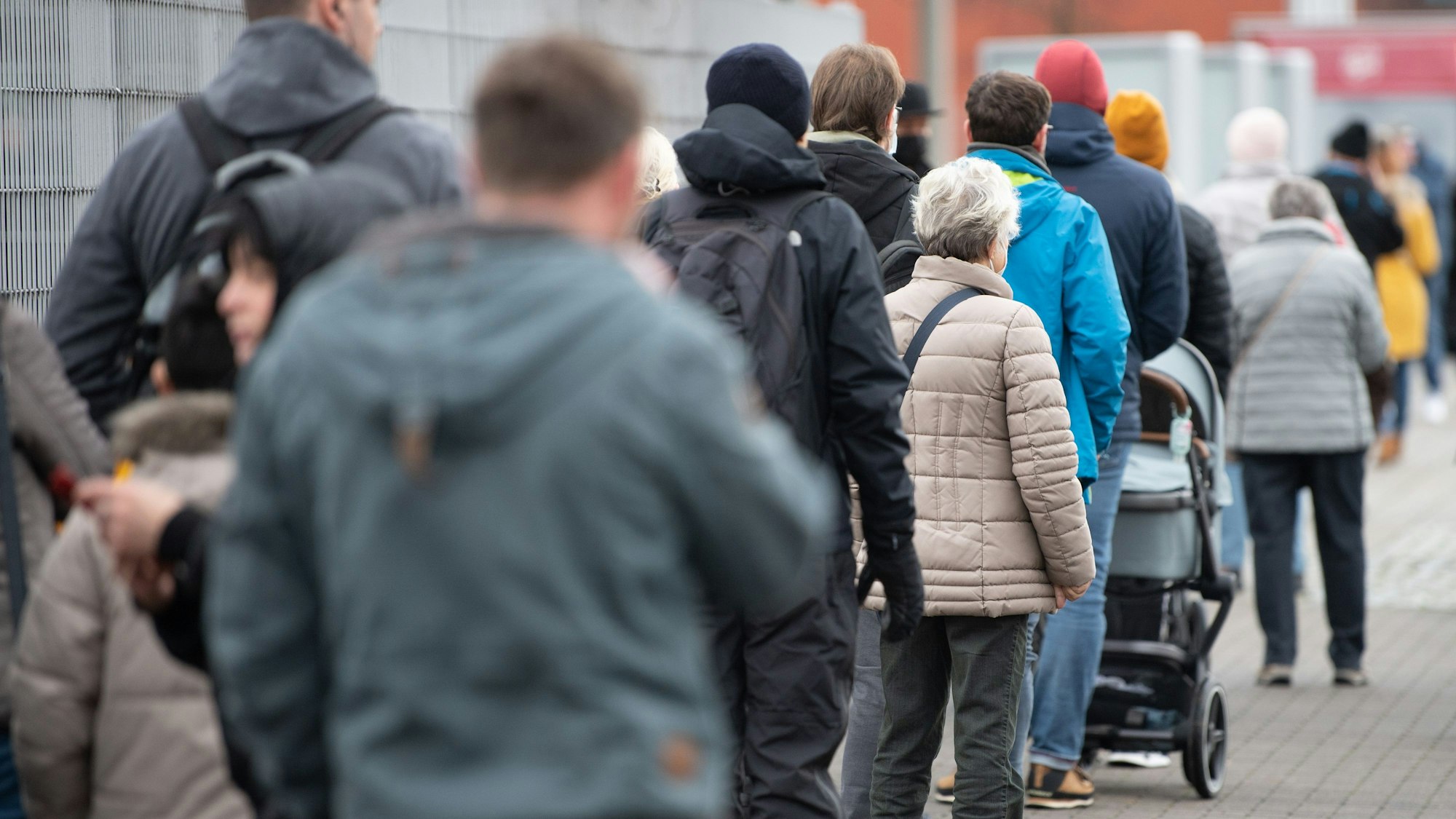 Impfwillige warten am 1. Dezember vor dem Impfzentrum in der Messe Dresden auf den Einlass. Eine neue Studie zeigt auf, wie sehr Geimpfte und Ungeimpfte am Infektionsgeschehen beteiligt sind.