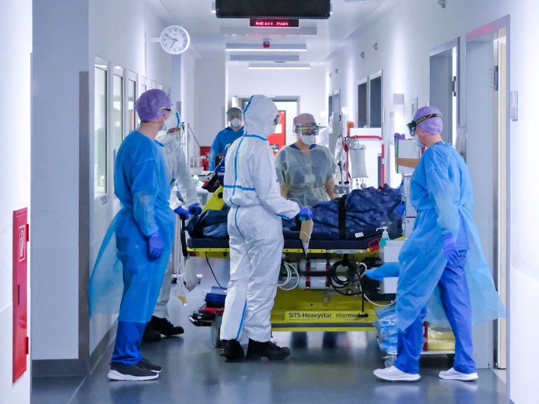 Ein Covid-Patient wird auf der Intensivstation am Campus Kiel übernommen.