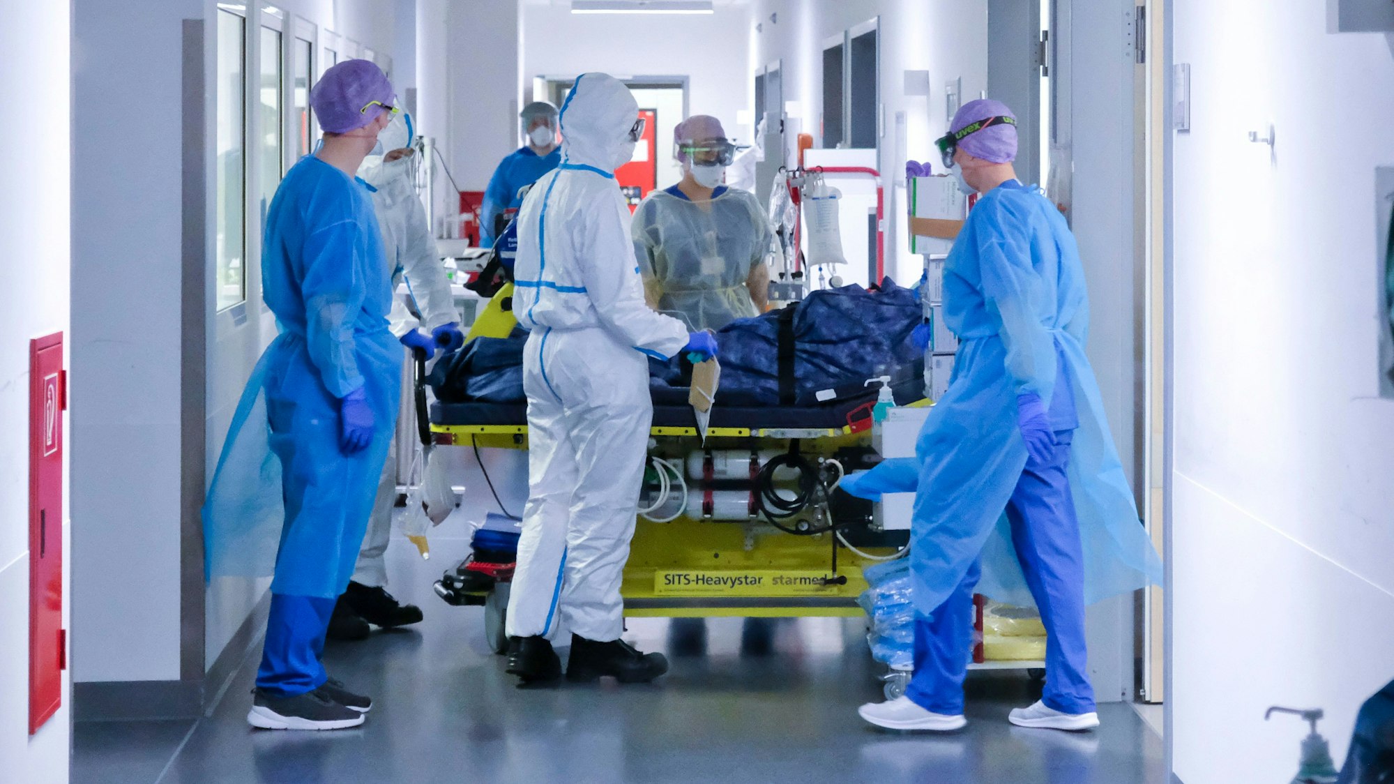 Ein Covid-Patient wird auf der Intensivstation am Campus Kiel übernommen.