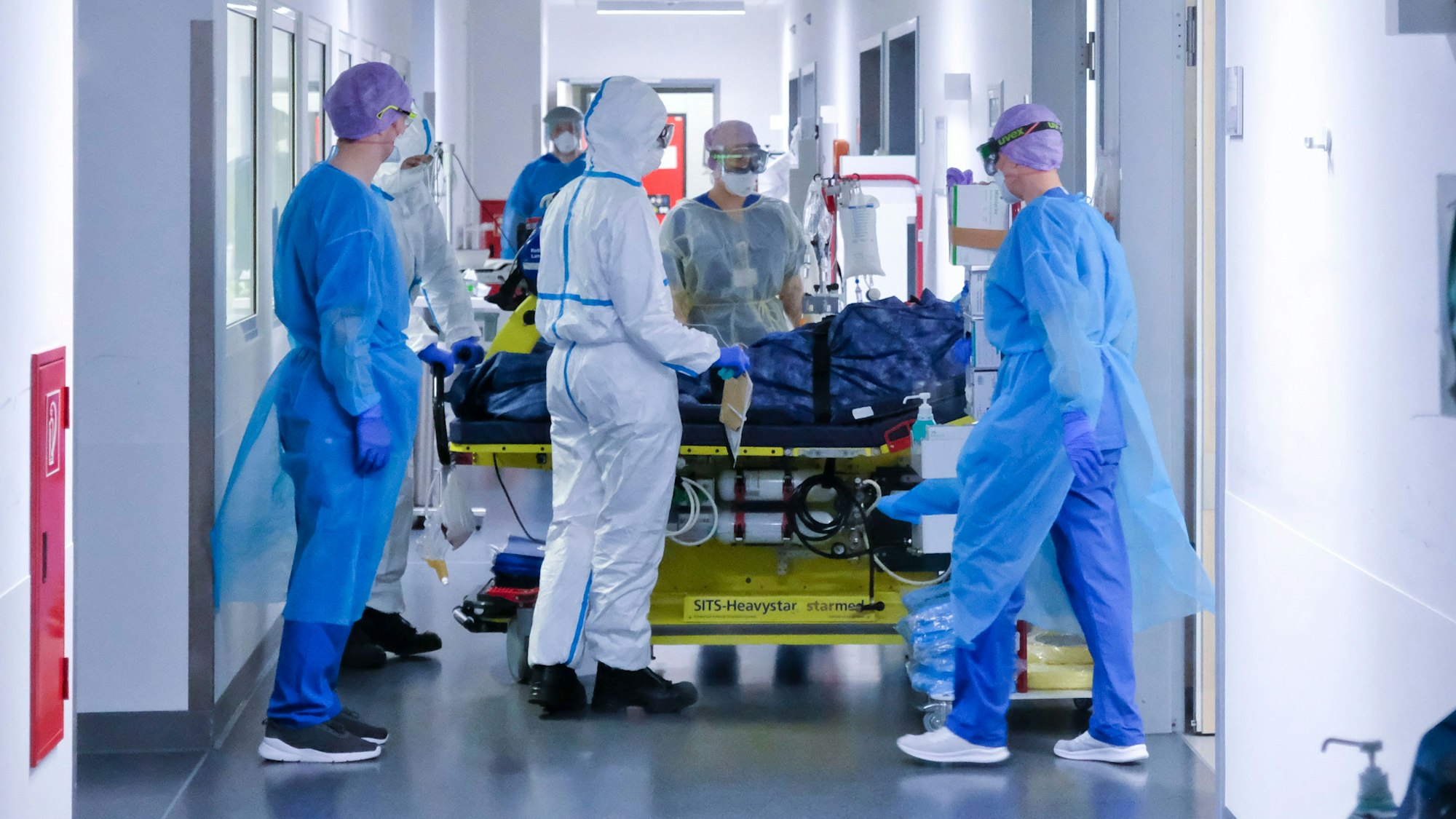 Ein Covid-Patient wird auf der Intensivstation am Campus Kiel übernommen.
