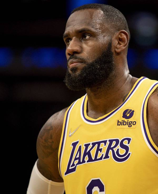 Basketball-Superstar LeBron James beim NBA-Klassiker zwischen den LA Lakers und den Boston Celtics.