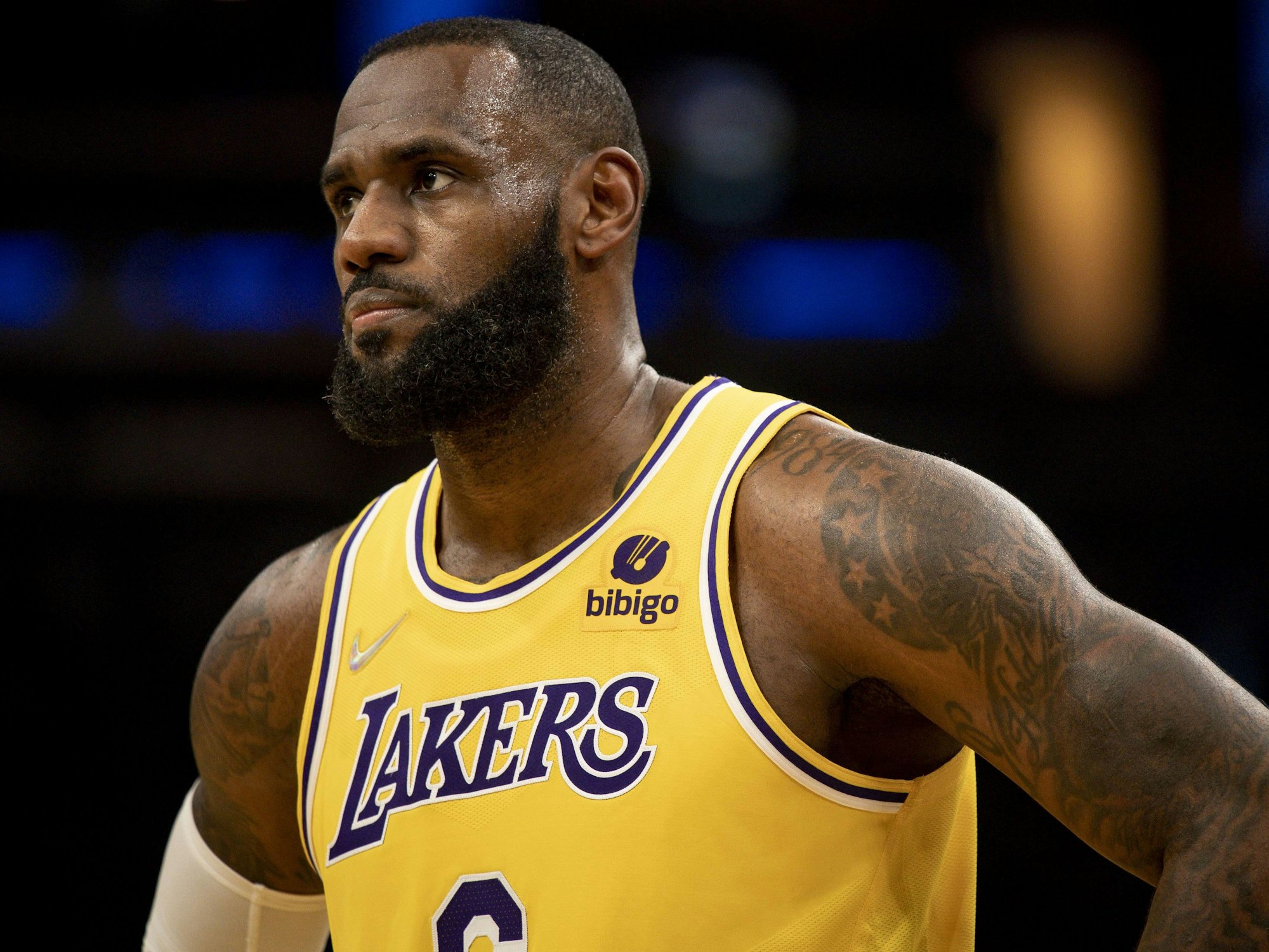 Basketball-Superstar LeBron James beim NBA-Klassiker zwischen den LA Lakers und den Boston Celtics.