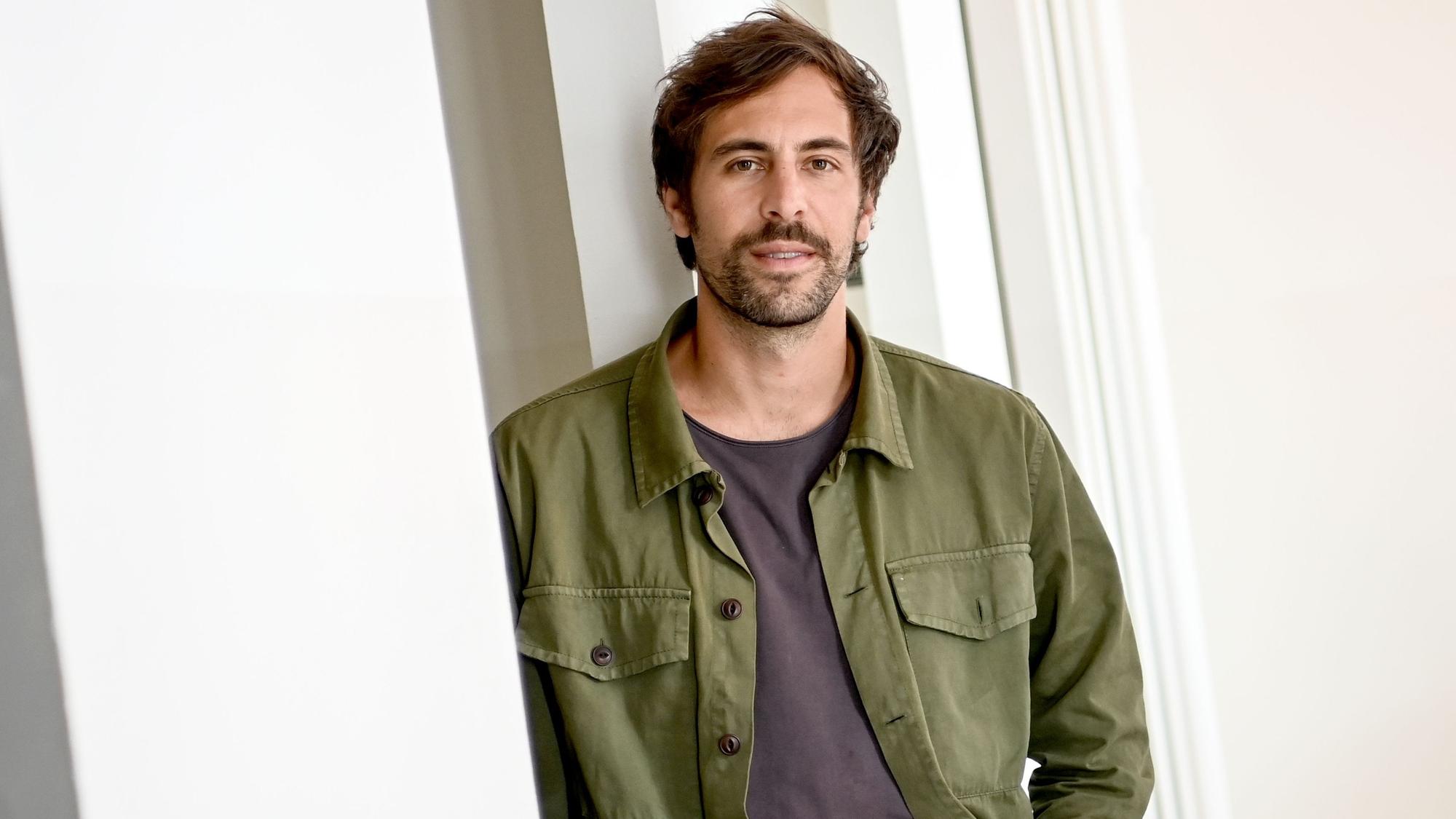 Der Sänger Max Giesinger in einem grünen Hemd auf einem Foto vom 26. Oktober 2021.