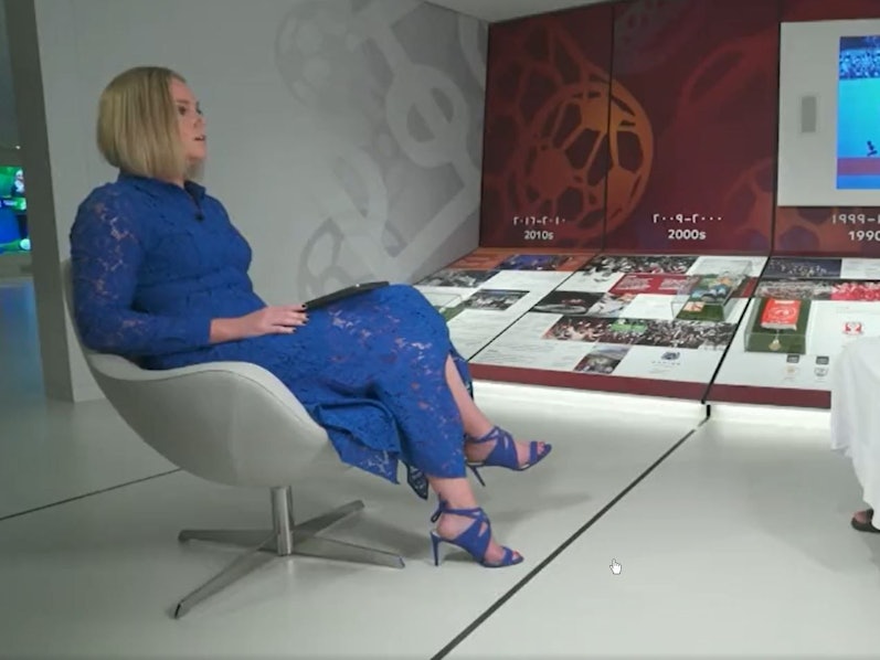 Amanda Davies im TV-Interview mit Nasser Al-Khater.