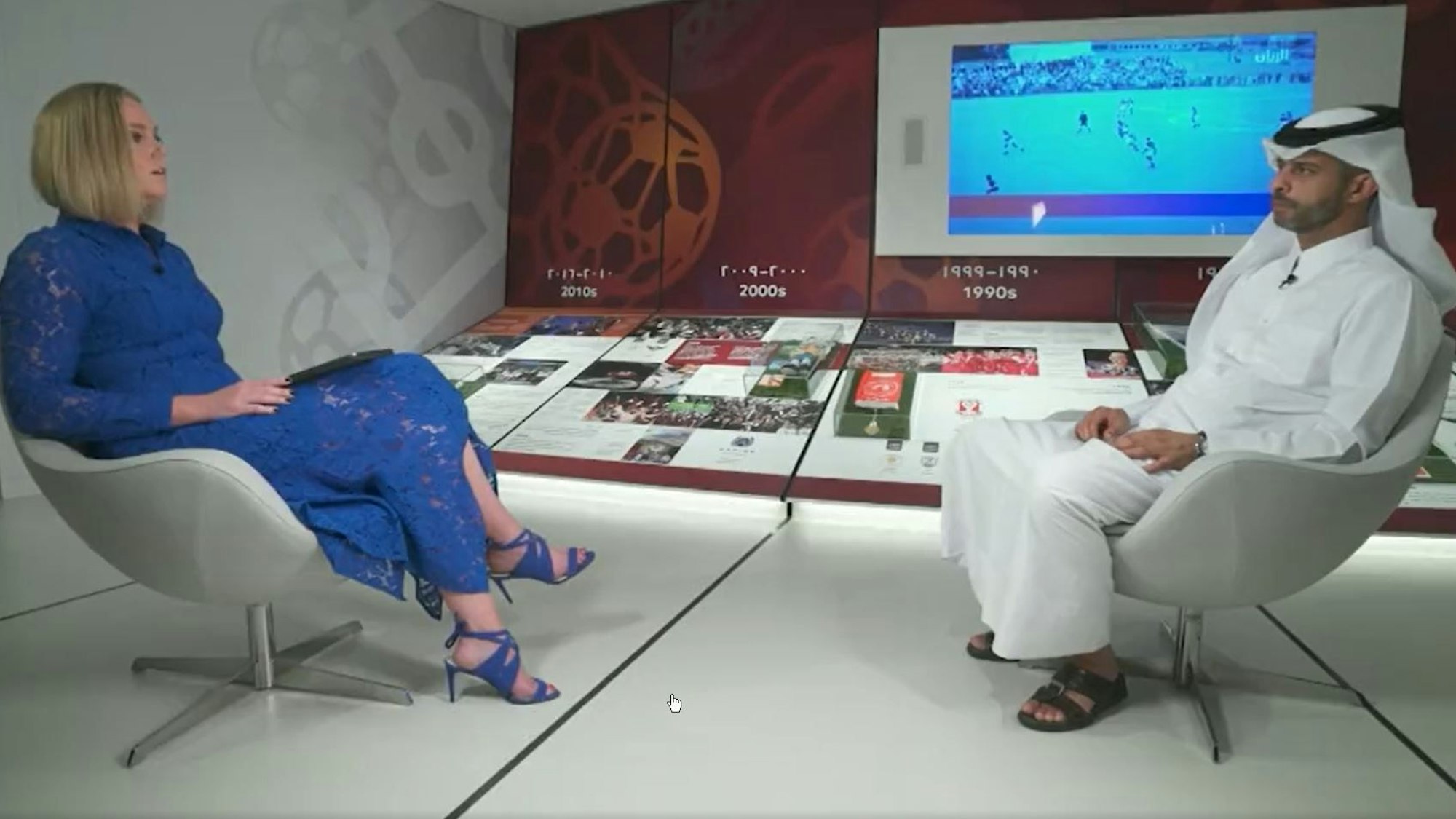 Amanda Davies im TV-Interview mit Nasser Al-Khater.
