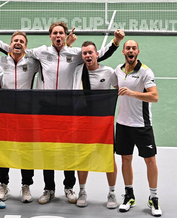 Das deutsches Team feiert nach dem Viertelfinalsieg über Großbritannien den Einzug in das Halbfinale des Davis Cups.