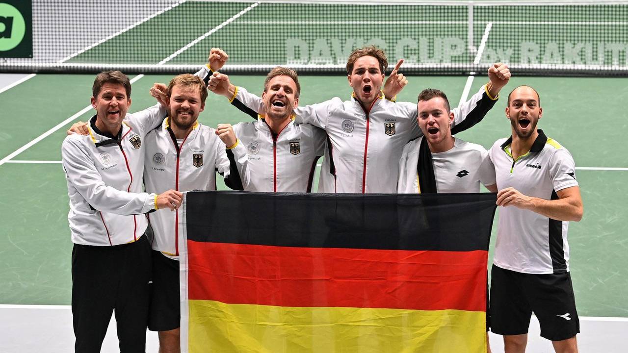 Das deutsches Team feiert nach dem Viertelfinalsieg über Großbritannien den Einzug in das Halbfinale des Davis Cups.