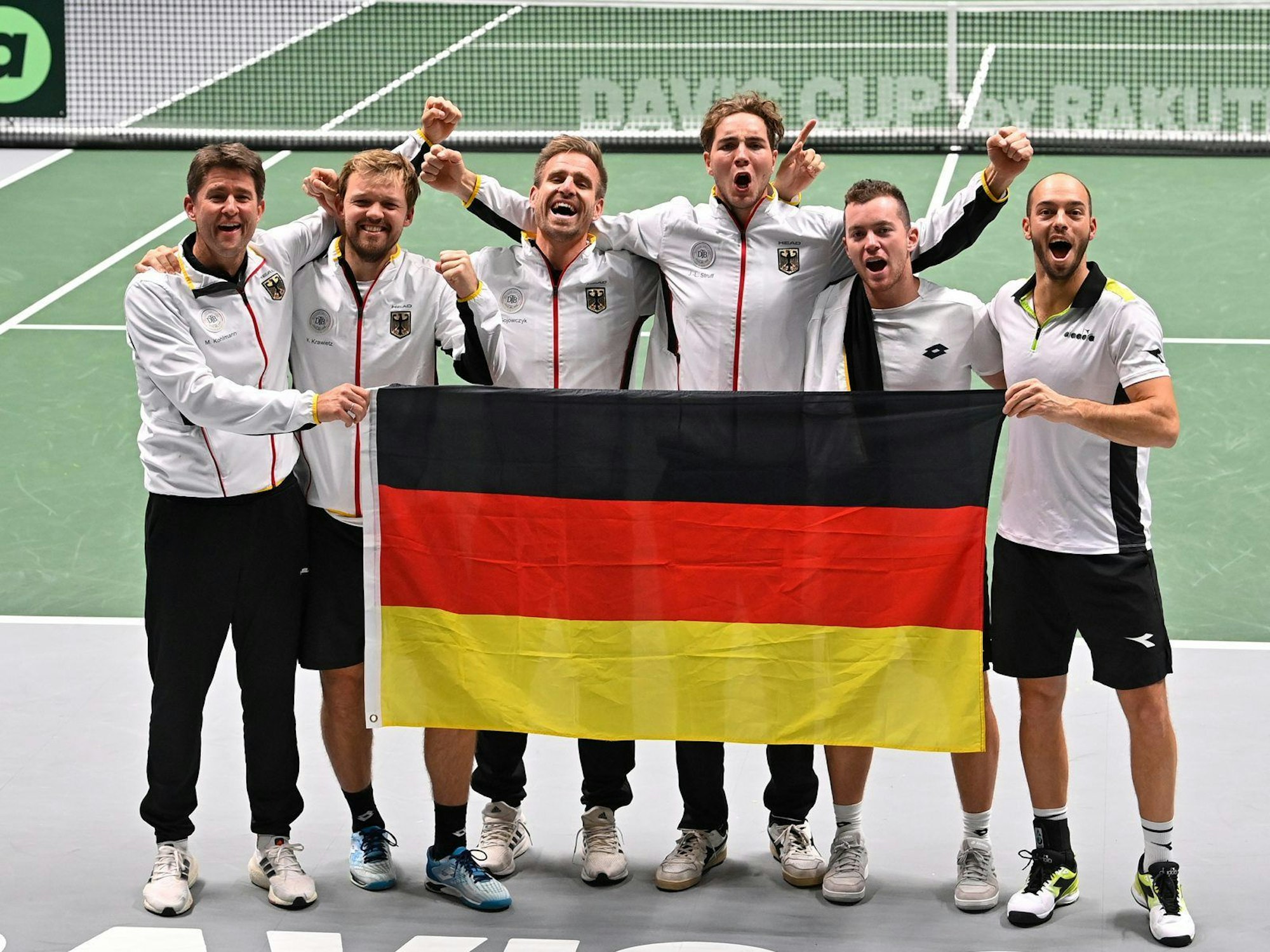 Das deutsches Team feiert nach dem Viertelfinalsieg über Großbritannien den Einzug in das Halbfinale des Davis Cups.
