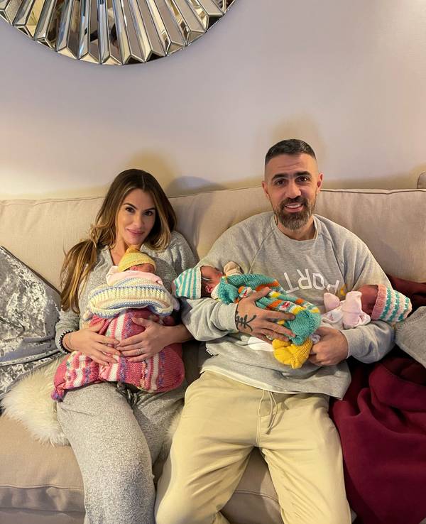 Knapp zwei Wochen nach der Geburt zeigt sich Rapper Bushido auf einem ersten Familienfoto vom 25. November 2021 mit Ehefrau Anna-Maria Ferchichi und ihren neugeborenen Drillings-Mädchen.