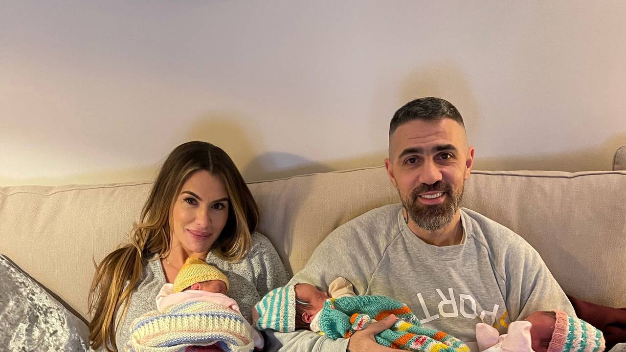 Knapp zwei Wochen nach der Geburt zeigt sich Rapper Bushido auf einem ersten Familienfoto vom 25. November 2021 mit Ehefrau Anna-Maria Ferchichi und ihren neugeborenen Drillings-Mädchen.