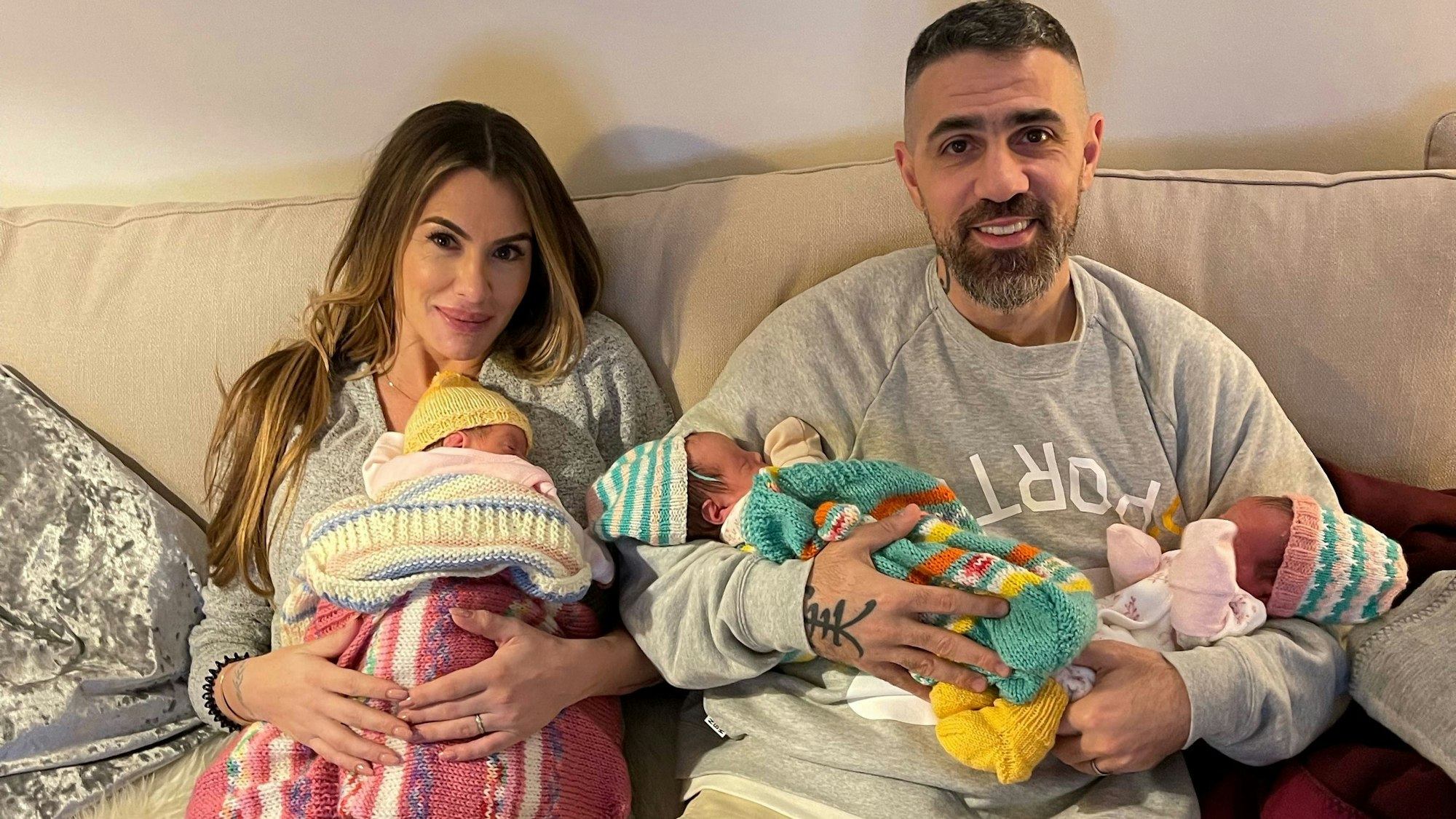 Knapp zwei Wochen nach der Geburt zeigt sich Rapper Bushido auf einem ersten Familienfoto vom 25. November 2021 mit Ehefrau Anna-Maria Ferchichi und ihren neugeborenen Drillings-Mädchen.