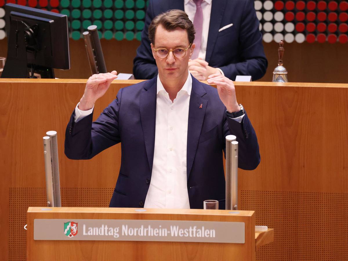 Hendrik Wüst (CDU), Ministerpräsident von Nordrhein-Westfalen, spricht im Landtag. Der Ministerpräsident hat im Landtag neue Corona-Maßnahmen unter dem Titel «Entschlossen die vierte Welle brechen" vorgestellt.