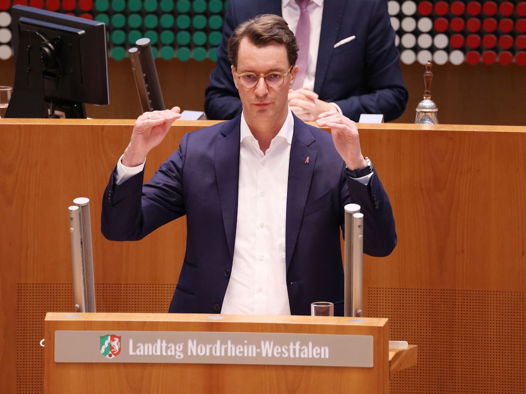 Hendrik Wüst (CDU), Ministerpräsident von Nordrhein-Westfalen, spricht im Landtag. Der Ministerpräsident hat im Landtag neue Corona-Maßnahmen unter dem Titel «Entschlossen die vierte Welle brechen" vorgestellt.