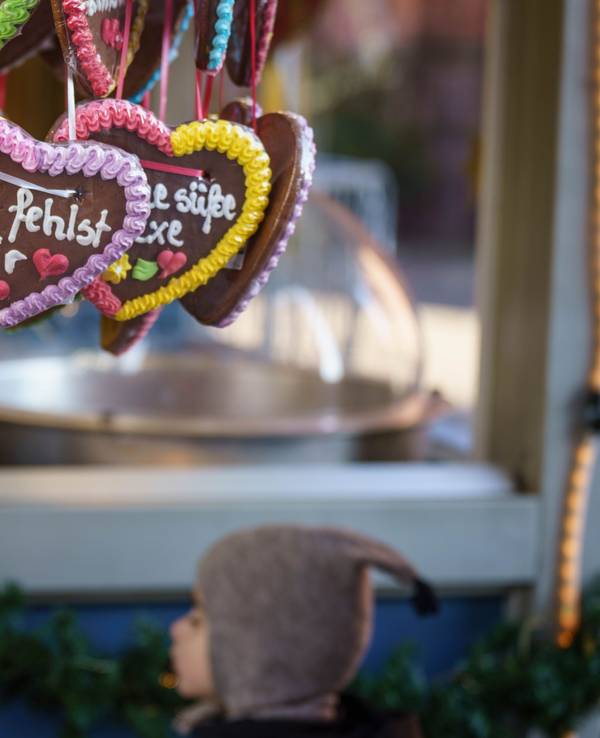 "Du fehlst mir" steht auf einem Lebkuchenherz (M), das an einem Stand auf dem Wiesbadener Weihnachtsmarkt hängt.