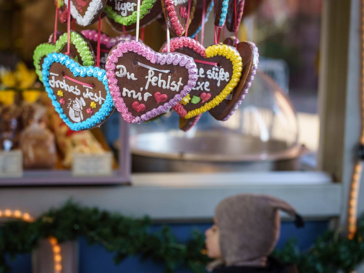 "Du fehlst mir" steht auf einem Lebkuchenherz (M), das an einem Stand auf dem Wiesbadener Weihnachtsmarkt hängt.