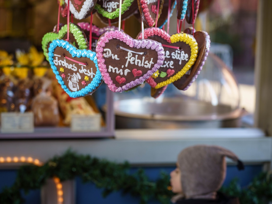 "Du fehlst mir" steht auf einem Lebkuchenherz (M), das an einem Stand auf dem Wiesbadener Weihnachtsmarkt hängt.