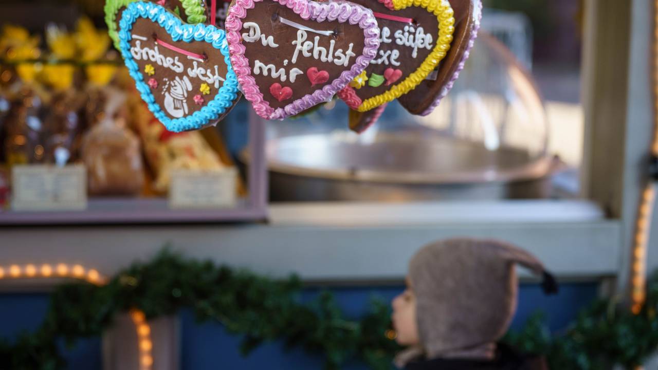 "Du fehlst mir" steht auf einem Lebkuchenherz (M), das an einem Stand auf dem Wiesbadener Weihnachtsmarkt hängt.