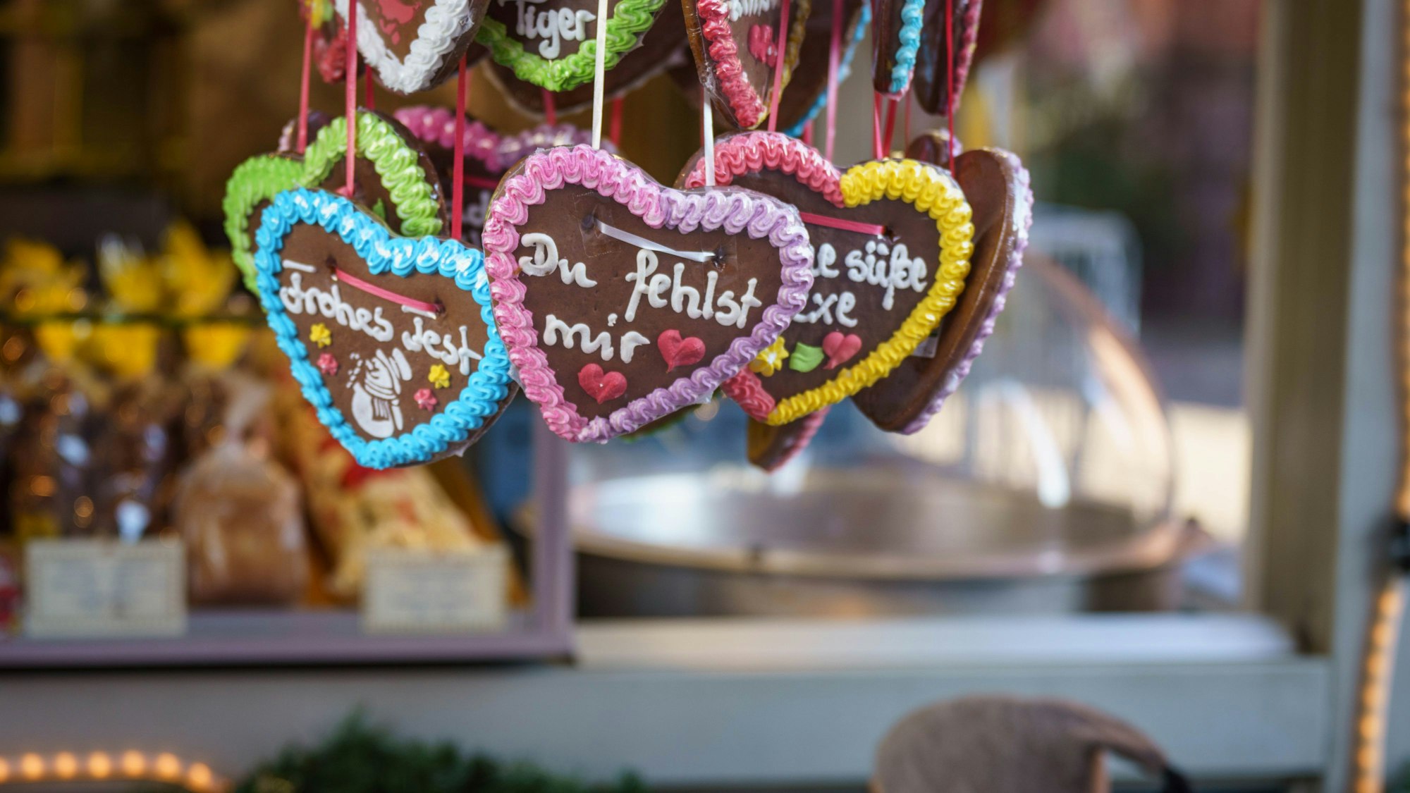 "Du fehlst mir" steht auf einem Lebkuchenherz (M), das an einem Stand auf dem Wiesbadener Weihnachtsmarkt hängt.