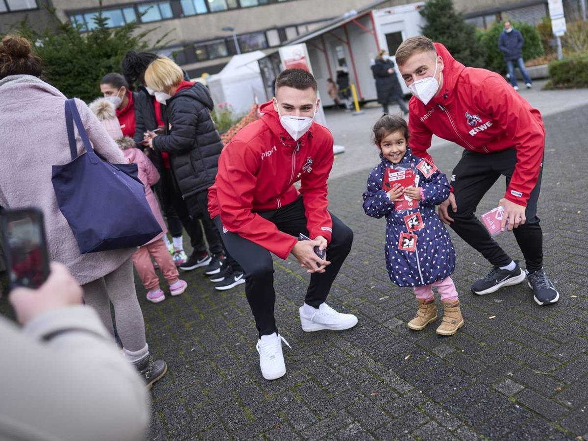 Marvin Obuz (r.) und Tim Lemperle mit einem Mädchen beim vorweihnachtlichen Krankenhausbesauch