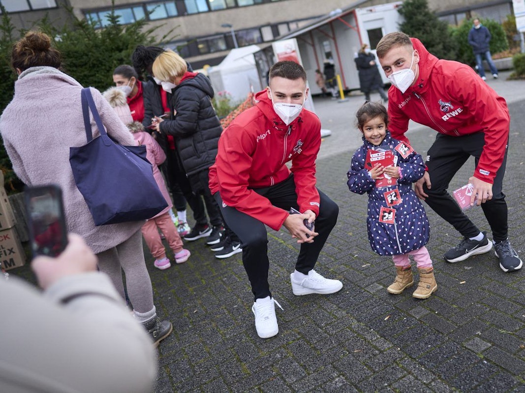 Marvin Obuz (r.) und Tim Lemperle mit einem Mädchen beim vorweihnachtlichen Krankenhausbesauch