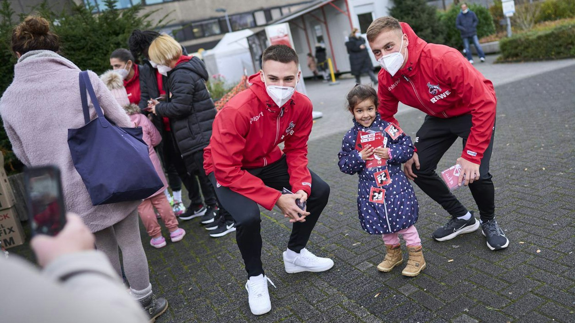 Marvin Obuz (r.) und Tim Lemperle mit einem Mädchen beim vorweihnachtlichen Krankenhausbesauch