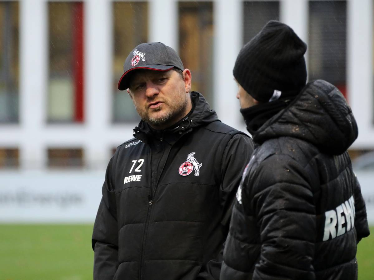 Steffen Baumgart spricht mit Co-Trainer Andre Pawlak auf dem Platz.
