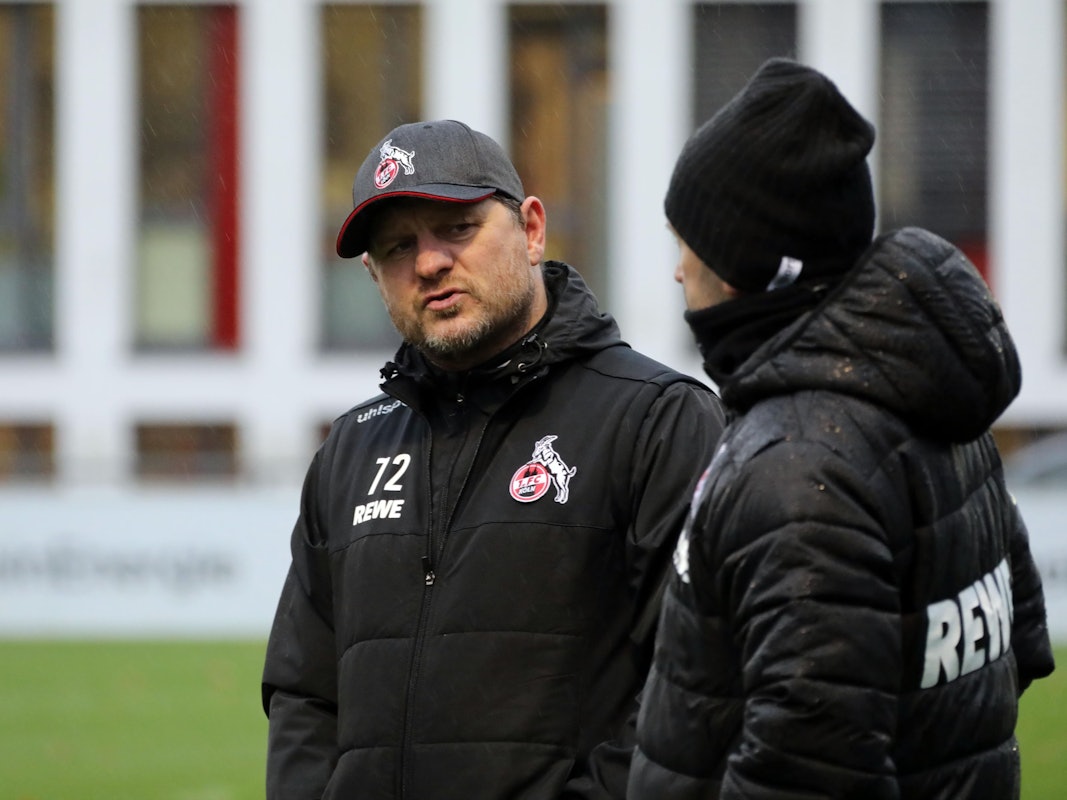 Steffen Baumgart spricht mit Co-Trainer Andre Pawlak auf dem Platz.