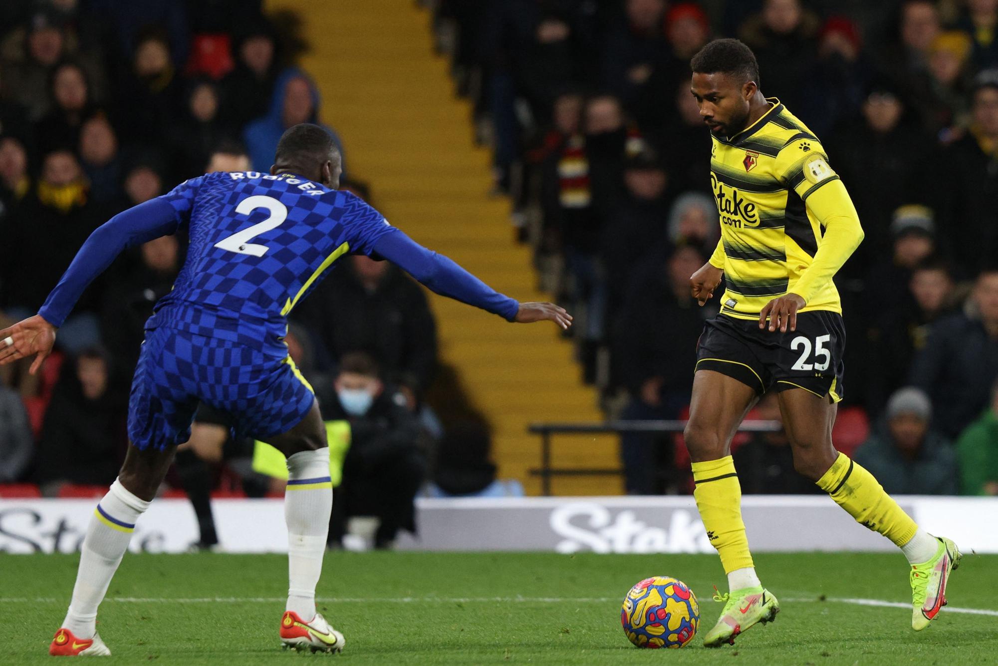 Emmanuel Dennis dribbelt auf Antonio Rüdiger zu