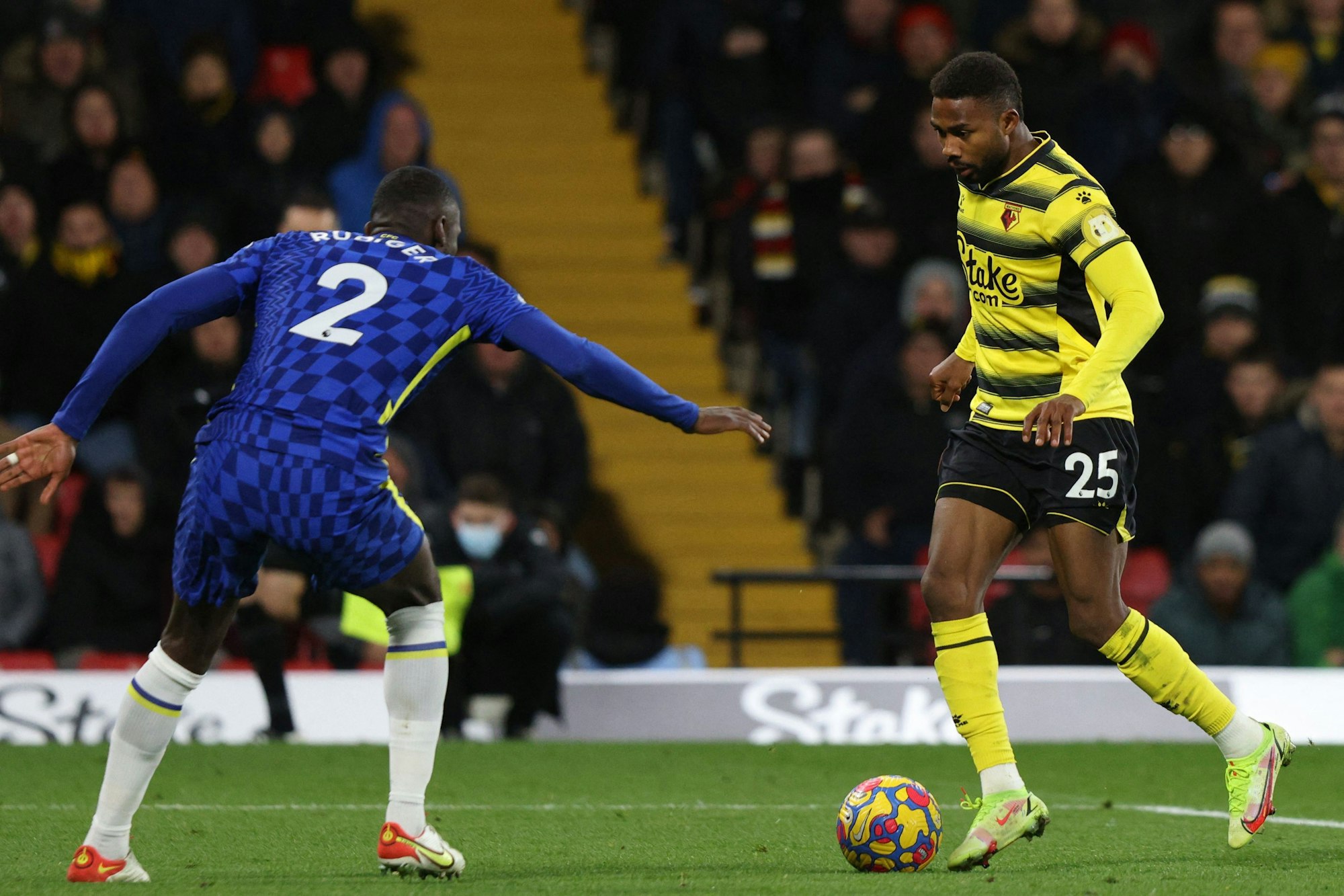 Emmanuel Dennis dribbelt auf Antonio Rüdiger zu