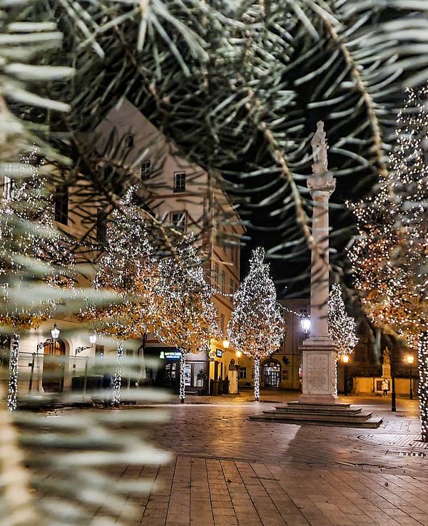 Ein offener Platz in Bratislava ist weihnachtlich beleuchtet.