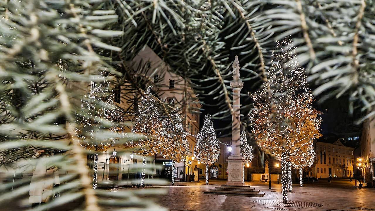 Ein offener Platz in Bratislava ist weihnachtlich beleuchtet.